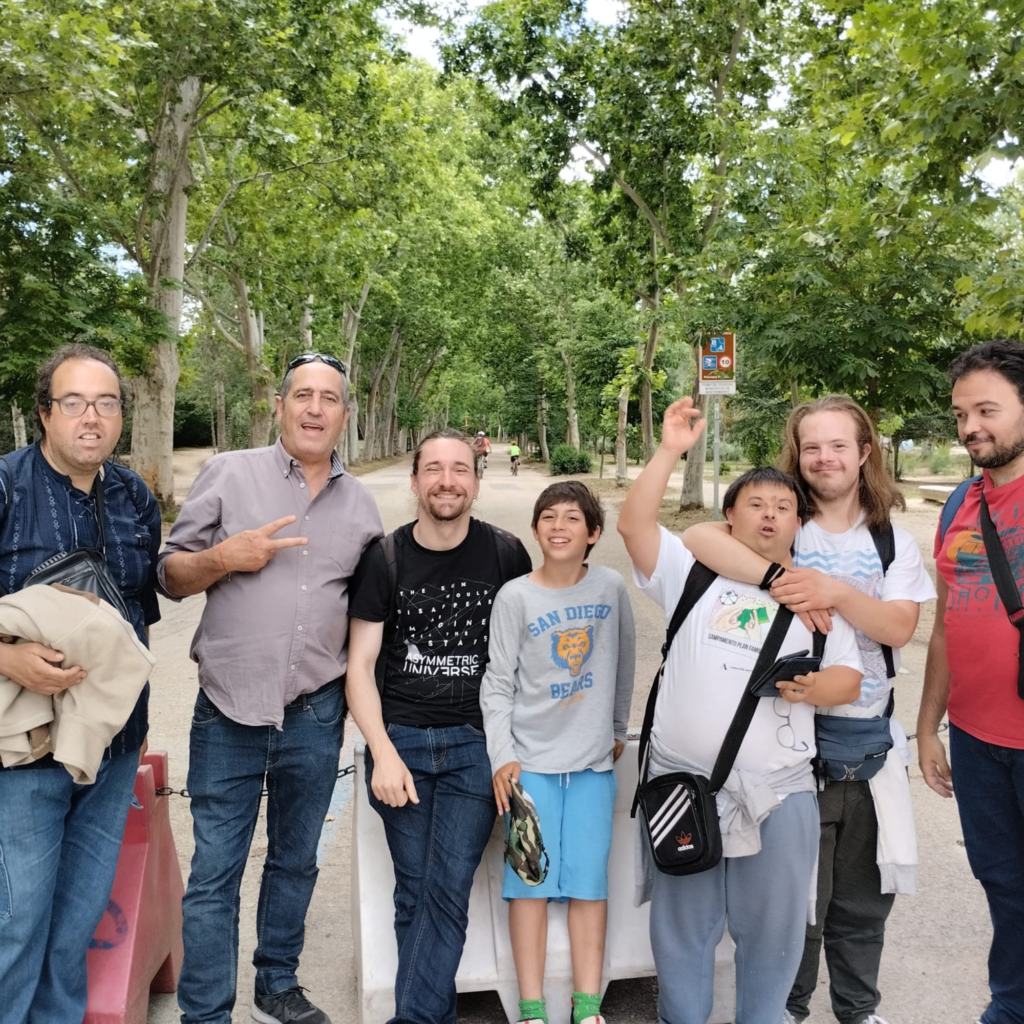 Grupo de personas con discapacidad intelectual límite en taller inclusivo.